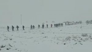 Puno: Viajeros hacen largas caminatas tras intensas nevadas en Ananea y Cojata