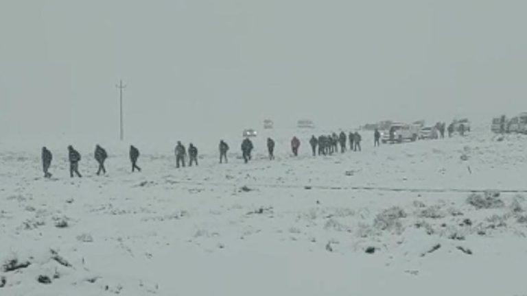 Puno: Viajeros hacen largas caminatas tras intensas nevadas en Ananea y Cojata