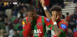 Percy Liza, delantero peruano, celebrando su primer gol con Marítimo de Portugal.