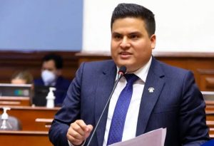 Diego Bazán: "Debemos ceder en las reformas, así como la izquierda debe ceder en la Asamblea Constituyente"