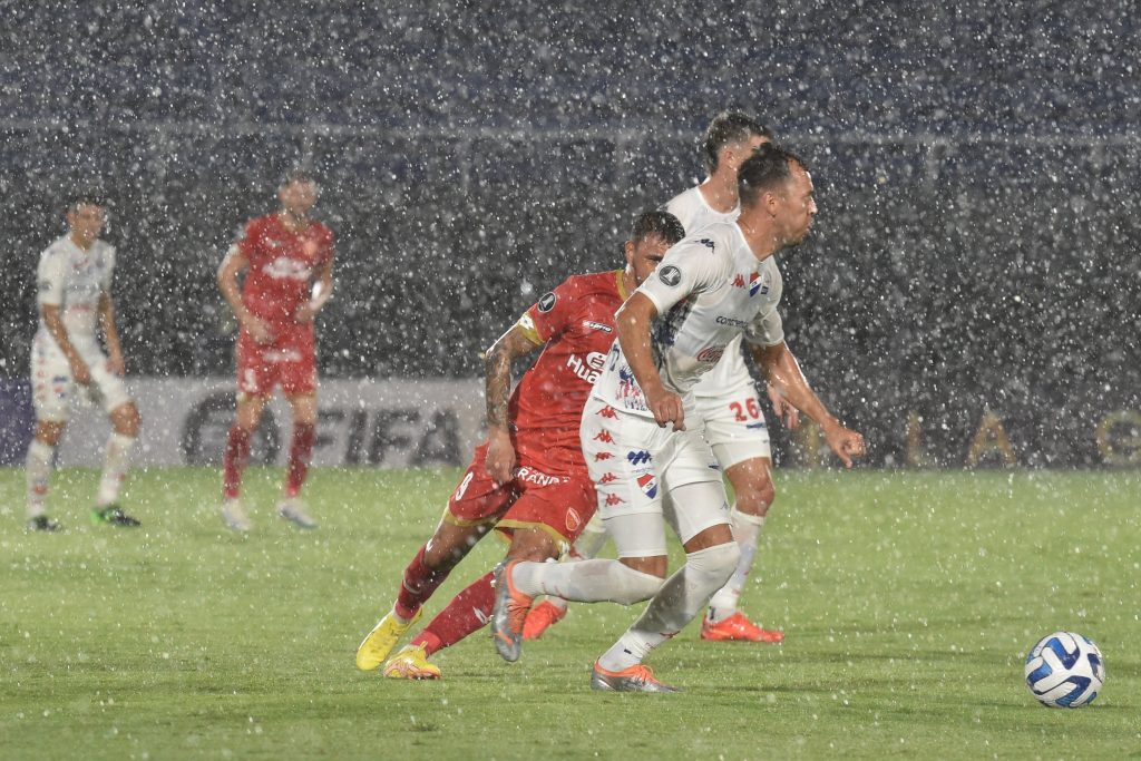 La lluvia en el estadio Defensores del Chaco en Paraguay.