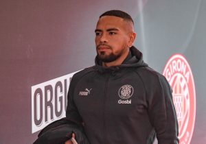 Alexander Callens a la espera de su debut con el Girona FC.