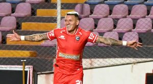 Carlos Garcés, delantero ecuatoriano de Cienciano, que anotó 2 goles que su equipo se quede con la victoria en el duelo cusqueño.