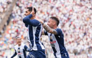 Celebraciones 'Blanquiazules' tras abrir el marcador en el clásico jugando en el Monumental.
