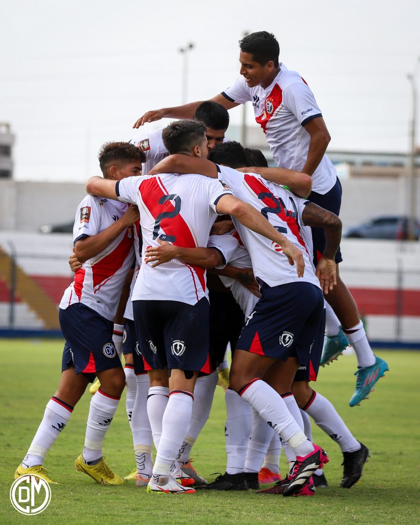 Celebraciones del cuadro 'Edil' tras abrir el marcador frente a Deportivo Binacional.