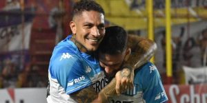 Paolo Guerrero celebrando su primer gol con Racing Club.