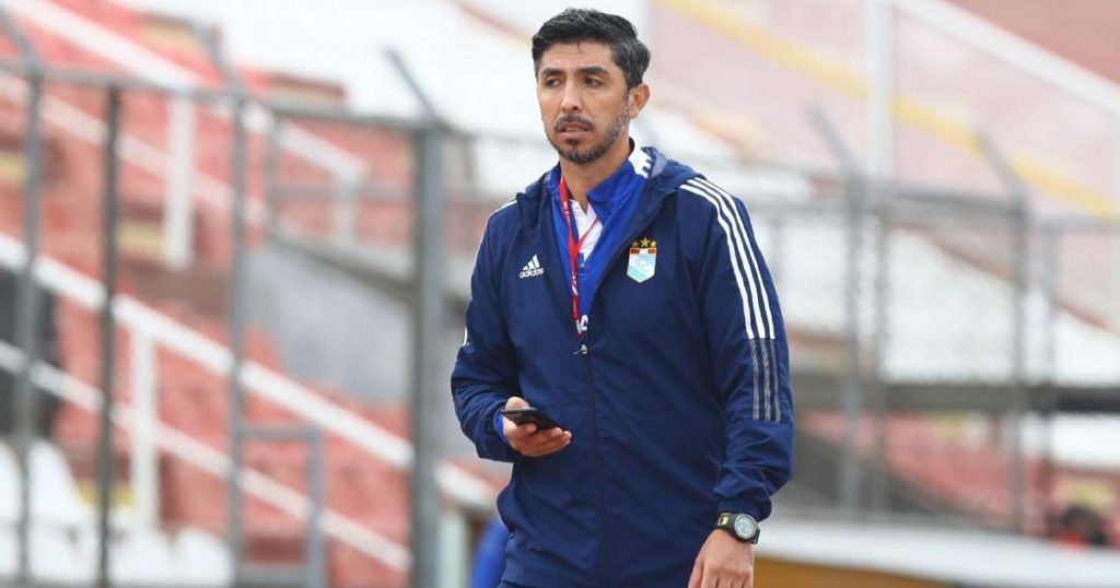 Claudio Bustamante como asistente técnico en SPorting Cristal.