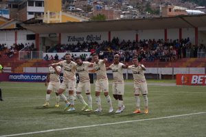 Celebraciones de los jugadores de UTC luego de anotar el único gol con el que vencieron a Cantolao.