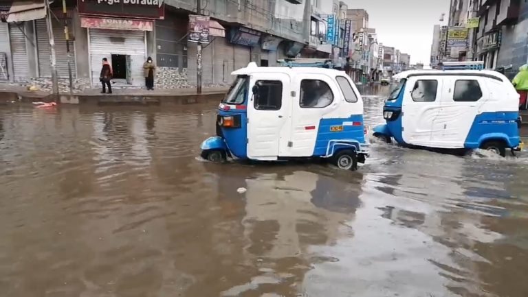 Juliaca: Calles se inundaron por temporada de lluvias (VIDEO)