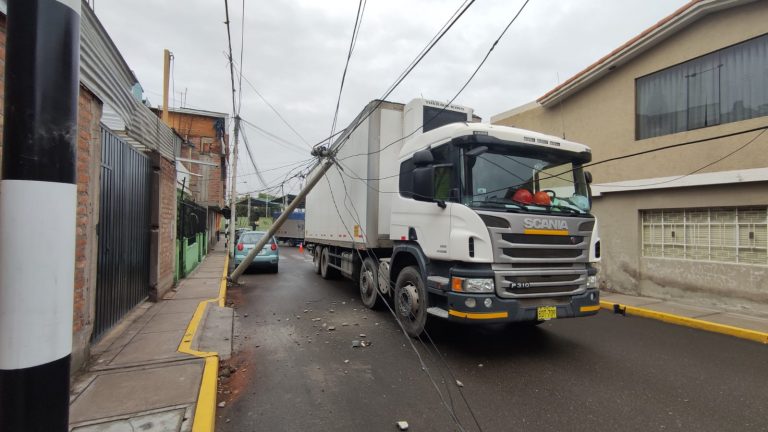 Paucarpata: Camión derrumba poste de telefonía y afecta a varias viviendas