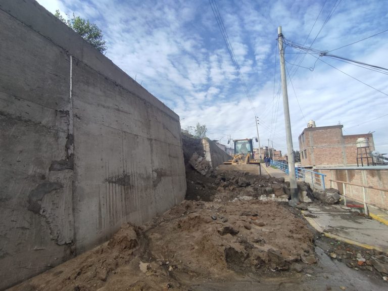 Paucarpata: Muro de contención se cae debido a las fuertes lluvias en Ciudad Blanca