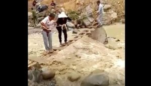 Moquegua: Pobladores se arriesgan al cruzar puente sobre el río Tambo