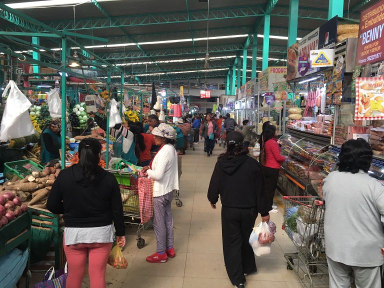 Conozca el precio de productos de primera necesidad en el Avelino Cáceres