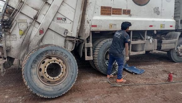 Juliaca: Sujetos cortaron las llantas de seis compactadoras de basura