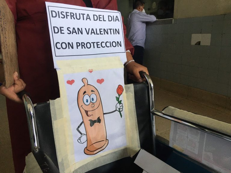 Hospital Honorio Delgado: ‘Sin condón no hay acción’, regalan preservativos previo al Día de San Valentín