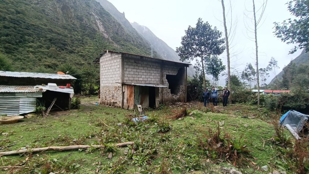 Cusco: Reubican a ocho familias por riesgo de deslizamiento de rocas en Santa Teresa