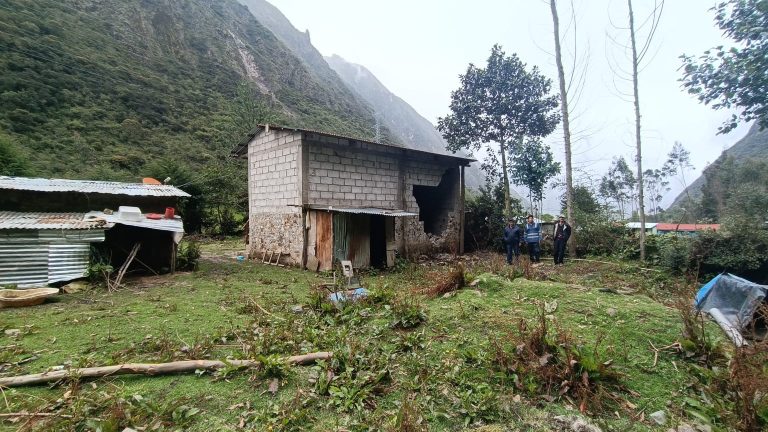 Cusco: Reubican a ocho familias por deslizamiento de rocas en Santa Teresa