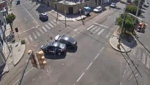 Tacna: Auto se pasa la luz roja, causa accidente y deja dos heridos