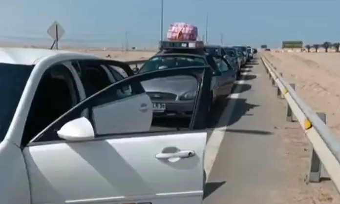 En el control fronterizo se registró larghas colas de vehículos que esperan ingresar al país.