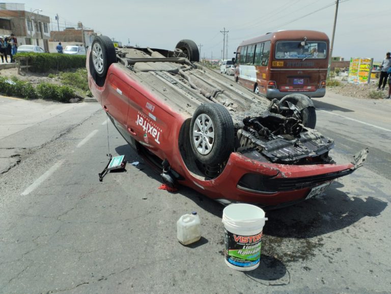 Accidente en la vía Arequipa-Yura ocasiona que auto termine con las llantas arriba