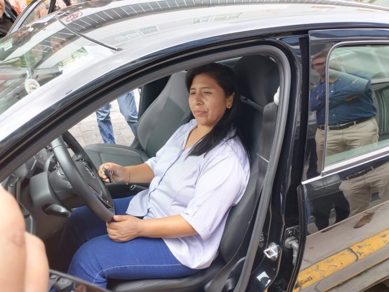 Mujer que recibió auto donado no le habría devuelto el brevete a taxista que alquilaba el vehículo