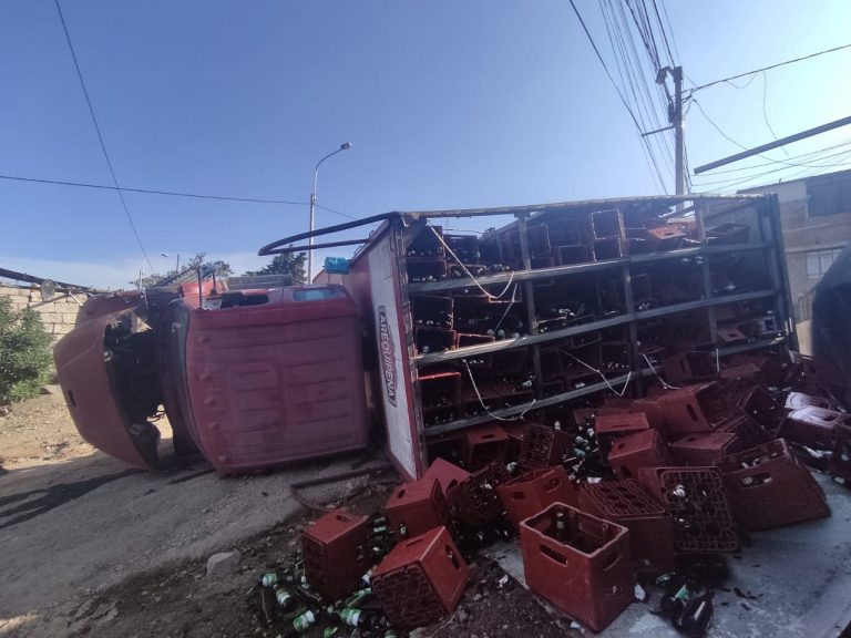 Miraflores: Camión de cerveza se volcó debido al pésimo estado de la vía
