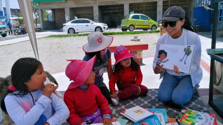 Biblioteca móvil se trasladará una vez por mes para difundir la lectura en un pueblo joven de Paucarpata