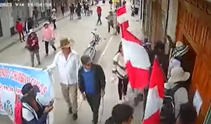 Cusco: Manifestantes ingresaron a la fuerza a notaría que atendía a puertas cerradas