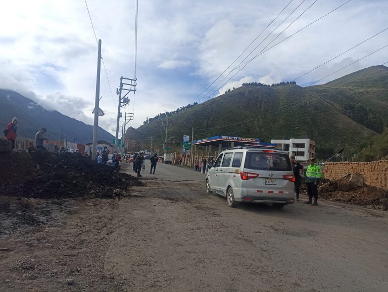 Transportistas y policías desbloqueron la vía Cusco-Puno-Arequipa