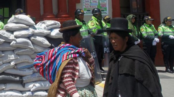 Puno: Manifestantes desalojaron a policías de control fronterizo de Ipiñuma en Pisacoma
