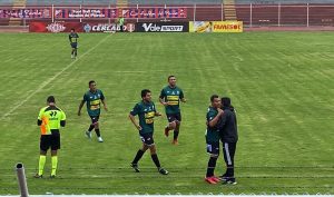 Celebraciones de SPortivo Huracán tras la goleada a Temperley.