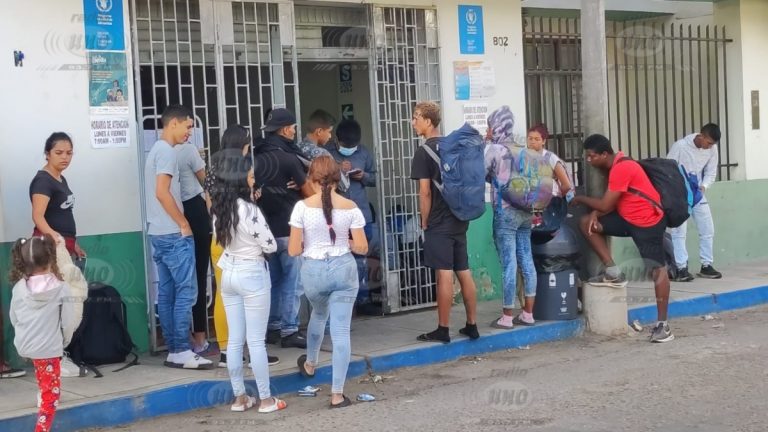 Tacna: Extranjeros realizan largas colas en ADRA en busca de comida