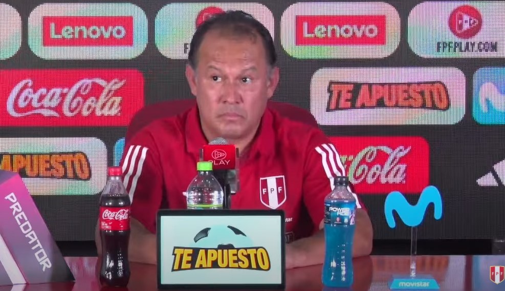 Juan Reynoso en conferencia de prensa.