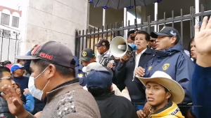 Población lanza objetos contundentes a alcalde de Juliaca mientras se mostraba a favor de las protestas