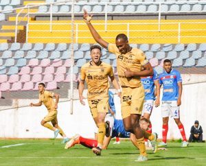 Abdiel Ayarza anotó 2 goles en la goleada de su equipo.