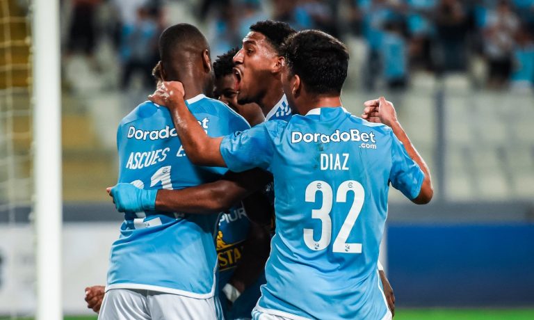 Ganó Cristal y avanza en la Libertadores