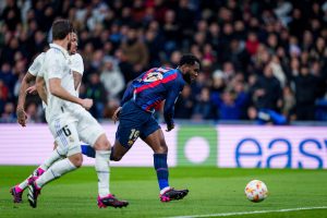 Remate de Kessie, previo al auto gol de Militão para la victoria del equipo 'Blaugrana' en el clásico jugado en el Santiago Bernabéu.