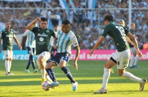 Paolo Guerrero fue titular con Racing por primera vez.
