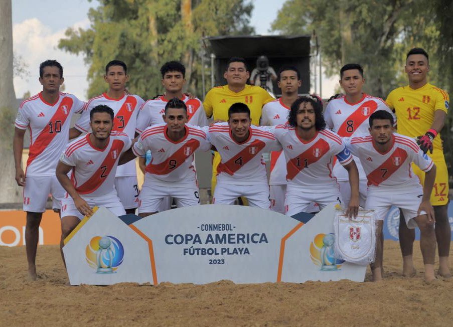 Equipo peruano en la derrota ante Argentina por la Copa América de Fútbol Playa.