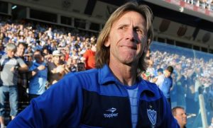 Ricardo Gareca con el buzo de Vélez.