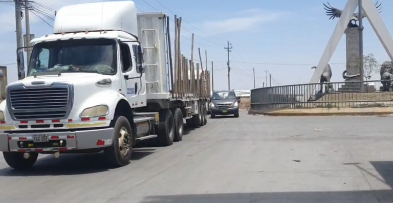 Camioneros de carga pesada realizan marcha rodante por la variante de Uchumayo
