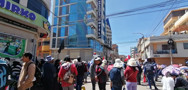 Juliaca: Manifestantes se concentraron en el frontis del hotel de Yarita Lizeth para mostrarle su respaldo