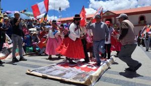 Puno: Manifestantes pisotean y queman simbólicamente Constitución Política de 1993