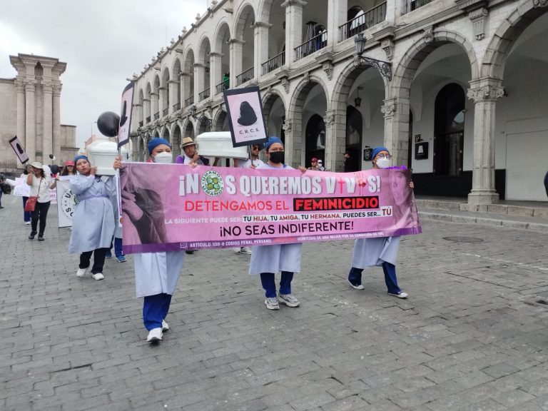 Realizan marcha de ataúdes blancos en homenaje a víctimas de feminicidio