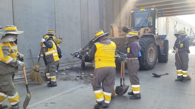 Después de dos meses realizan limpieza en un tramo de la variante de Uchumayo