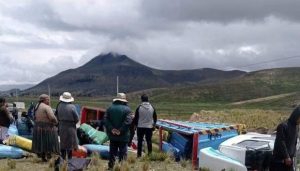 Puno: Camión se despistó y volcó al intentar esquivar bloqueo de carretera en Chucuito