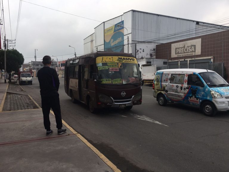 Destinan buses para el traslado de escolares en Paucarpata
