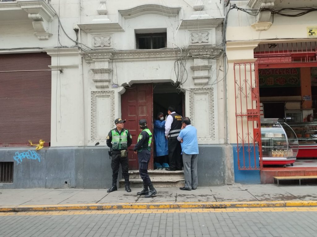 Hallan cuerpo sin vida de adulto mayor en los exteriores de un hotel en la calle Santo Domingo