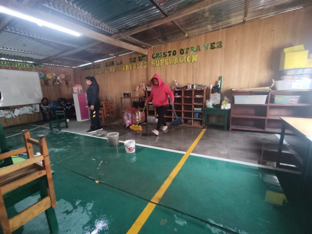 Mariano Melgar: Lluvias inundan aulas prefabricadas que utilizan los estudiantes del colegio San Ignacio-Circa