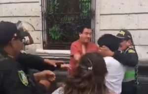 Congresista Edwin Martínez se pelea con manifestante en el centro de Arequipa (VIDEO)
